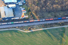 Vue aérienne de Train de marchandises à le quartier Blankenloch in Stutensee dans le département Bade-Wurtemberg, Allemagne