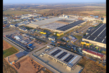 Vue aérienne de Zone industrielle Interpark de l'ouest avec Guth Ventiltechnik GmbH, K2 Verpackungen GmbH & Co. KG à le quartier Offenbach in Offenbach an der Queich dans le département Rhénanie-Palatinat, Allemagne