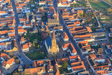 Vue aérienne de Église catholique Saint-Nicolas et église protestante Bellheim sur Hauptstr à Bellheim dans le département Rhénanie-Palatinat, Allemagne