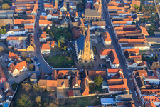 Vue aérienne de Église catholique Saint-Nicolas et église protestante Bellheim sur Hauptstr à Bellheim dans le département Rhénanie-Palatinat, Allemagne