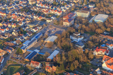 Vue aérienne de Mairie de la communauté locale et de l'association des communes Bellheim, école secondaire plus et école primaire ainsi que Spiegelbachhalle à Bellheim dans le département Rhénanie-Palatinat, Allemagne