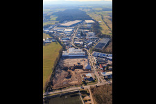 Chantier de construction pour le développement du nouveau parc logistique de HANSAINVEST et DFI-Real-Estte Kandel après la démolition du marché OBI à le quartier Minderslachen in Kandel dans le département Rhénanie-Palatinat, Allemagne du point de vue du drone
