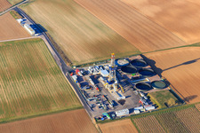 Enregistrement par drone de Appareil de forage du site de forage profond V20 de Vulcan Energy à Schleidberg pour l'extraction d'énergie géothermique et de lithium à Insheim dans le département Rhénanie-Palatinat, Allemagne