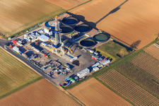 Appareil de forage du site de forage profond V20 de Vulcan Energy à Schleidberg pour l'extraction d'énergie géothermique et de lithium à Insheim dans le département Rhénanie-Palatinat, Allemagne du point de vue du drone