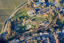 Vue aérienne de Installation Alla-Hopp Ilbesheim à l'école primaire Kleine Kalmit à le quartier Ilbesheim in Ilbesheim bei Landau in der Pfalz dans le département Rhénanie-Palatinat, Allemagne