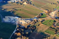 Vue aérienne de Chantier de construction du portail est du tunnel Astrid pour le passage souterrain et le contournement de Bad Bergzabern entre la B38 (Weinstraße) et la B427 (Kurtalstraße) à Dörrenbach dans le département Rhénanie-Palatinat, Allemagne