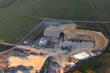 Chantier de construction du portail est du tunnel Astrid pour le passage souterrain et le contournement de Bad Bergzabern entre la B38 (Weinstraße) et la B427 (Kurtalstraße) à Dörrenbach dans le département Rhénanie-Palatinat, Allemagne hors des airs