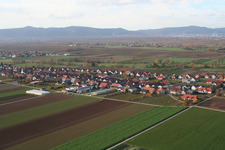 Vue sur le village à Böbingen dans le département Rhénanie-Palatinat, Allemagne d'en haut