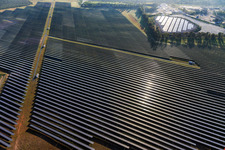 Vue aérienne de Immense centrale solaire photovoltaïque PFV DON RODRIGO à l'usine d'incinération des déchets à Alcalá de Guadaíra dans le département Séville, Espagne