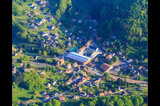 Vue aérienne de Théâtre Halle Verrière, Centre International d'Art Verrier à Meisenthal dans le département Moselle, France