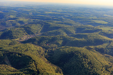 Vue aérienne de Vue du village du district d'Althhordn à Judenthal dans les Vosges du Nord depuis le nord à Goetzenbruck dans le département Moselle, France