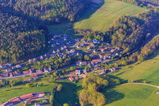 Vue aérienne de Rue de Hasenthal et rue du Moulin à Reipertswiller dans le département Bas Rhin, France