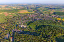 Vue aérienne de Vue du village en bordure des Vosges du Nord depuis le nord-ouest à Ingwiller dans le département Bas Rhin, France