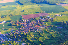 Vue aérienne de Vue du village en bordure des Vosges du Nord depuis le nord-ouest à Weinbourg dans le département Bas Rhin, France