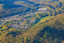 Vue aérienne de Vue des Vosges du Nord depuis le sud à Wingen-sur-Moder dans le département Bas Rhin, France
