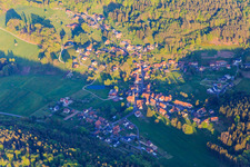 Vue aérienne de Vue du village des Vosges du Nord depuis le nord à Zittersheim dans le département Bas Rhin, France