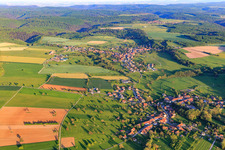 Vue aérienne de Vue du village en bordure des Vosges du Nord depuis le nord-ouest à Ottwiller dans le département Bas Rhin, France