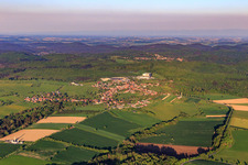 Vue aérienne de Vue de la ville le soir depuis le nord-ouest à Petersbach dans le département Bas Rhin, France