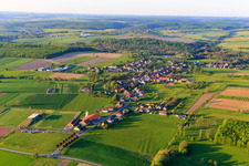 Vue aérienne de Vue du village depuis le sud-ouest avec le terrain de sport ASI Avenir Football à Adamswiller dans le département Bas Rhin, France