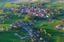 Vue aérienne de Vue du village depuis le sud-ouest à Mackwiller dans le département Bas Rhin, France