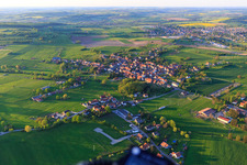 Vue aérienne de Vue du village depuis le sud-ouest à Mackwiller dans le département Bas Rhin, France