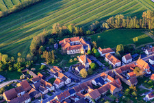 Vue aérienne de Église protestante et château Lorentzen à Lorentzen dans le département Bas Rhin, France