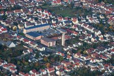 Vue aérienne de École Ernst-Reuter et tour et église Saint-Ulrich à Haßloch dans le département Rhénanie-Palatinat, Allemagne