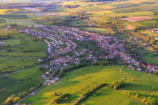 Vue aérienne de Vue d'ensemble de la ville depuis le sud à Oermingen dans le département Bas Rhin, France