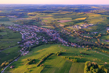 Vue aérienne de Vue d'ensemble de la ville depuis le sud à Oermingen dans le département Bas Rhin, France