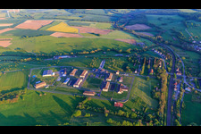 Vue oblique de Prison sécurisée par des murs et des clôtures Centre de Détention à Oermingen dans le département Bas Rhin, France