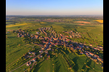 Vue aérienne de Vue d'ensemble du village le matin depuis le nord-est à Kalhausen dans le département Moselle, France
