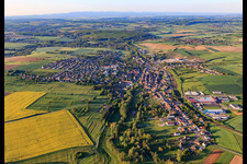 Vue aérienne de Aperçu matinal depuis le nord à Diemeringen dans le département Bas Rhin, France