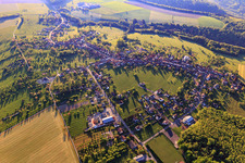 Vue aérienne de Vue d'ensemble du village le matin depuis l'ouest à Weislingen dans le département Bas Rhin, France