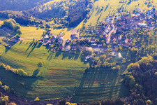 Vue aérienne de Vue du village le matin depuis l'ouest à Hinsbourg dans le département Bas Rhin, France
