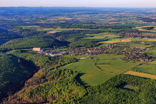 Vue aérienne de Vue de la ville le matin depuis le nord à Petersbach dans le département Bas Rhin, France