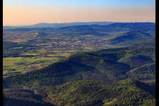 Vue aérienne de Vue de la ville depuis le nord-ouest à Saverne dans le département Bas Rhin, France