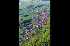 Vue aérienne de Vue du village en bordure des Vosges du Nord depuis le nord-ouest à Ernolsheim-lès-Saverne dans le département Bas Rhin, France