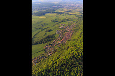 Vue aérienne de Vue du village en bordure des Vosges du Nord depuis le nord-ouest à Ernolsheim-lès-Saverne dans le département Bas Rhin, France