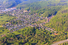 Vue aérienne de Vue du village en bordure des Vosges du Nord depuis le nord à Ottersthal dans le département Bas Rhin, France