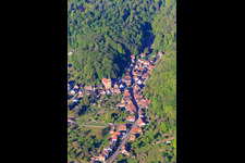 Vue aérienne de Église Sainte Marie Auxiliatrice et rue du Cimetière à Ottersthal dans le département Bas Rhin, France