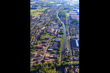 Vue aérienne de Parcours du canal de la Marne au Rhin (canal allemand Rhin-Marne) dans la zone industrielle à Monswiller dans le département Bas Rhin, France