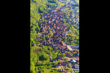 Vue aérienne de Rue Principale vue du sud à Ernolsheim-lès-Saverne dans le département Bas Rhin, France