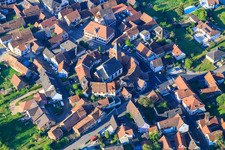 Vue oblique de Église protestante luthérienne en tant qu'église fortifiée entourée d'un cercle de maisons à Dossenheim-sur-Zinsel dans le département Bas Rhin, France