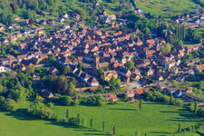 Vue aérienne de Vue de la ville avec l'Abbatiale Saint-Pierre-et-Saint-Paul et l'Association PATRIMOINE depuis le sud-est à Neuweiler dans le département Bas Rhin, France