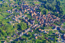 Vue aérienne de Vue du village au bord des Vosges du Nord depuis le sud à Weiterswiller dans le département Bas Rhin, France