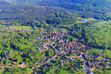 Vue aérienne de Vue du village au bord des Vosges du Nord depuis le sud à Weiterswiller dans le département Bas Rhin, France