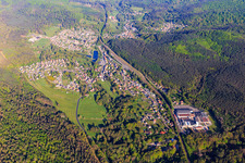 Vue aérienne de Vue de la vallée de la Moder avec Lalique SA depuis le sud à Wingen-sur-Moder dans le département Bas Rhin, France