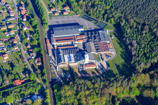 Vue aérienne de Cristallerie Lalique SA à Wingen-sur-Moder dans le département Bas Rhin, France
