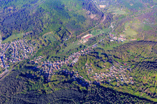 Vue aérienne de Vue de la vallée de la Moder avec le château Hochberg depuis le nord à Wingen-sur-Moder dans le département Bas Rhin, France