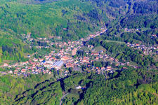 Vue aérienne de Vue matinale depuis le sud-est avec le théâtre de la Halle Verrière, Centre international d'art verrier à Meisenthal dans le département Moselle, France